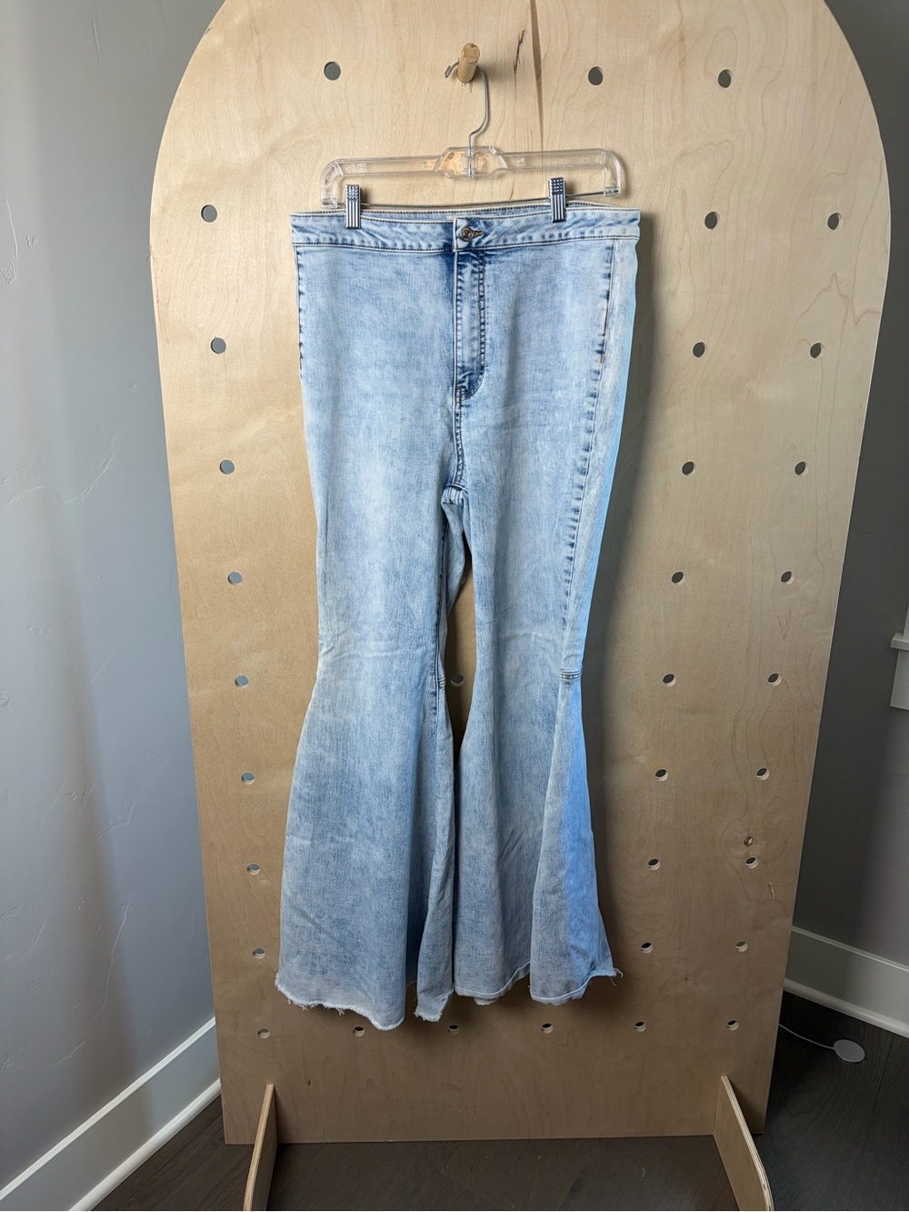 We The Free by Free People Flare Jeans – Light Wash – Size 32 - Picture 2 of 6